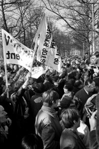 Pro Amerika demonstratie in Den Haag . Tegen-demonstranten met spandoeken, Bestanddeelnr 921-1692