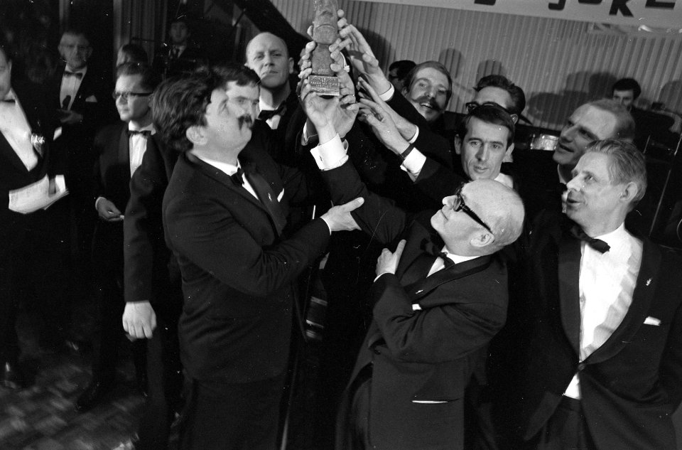 Prix de Joke uitgereikt in Hotel Bouwes te Zandvoort, beeldje in handen Fred Ben, Bestanddeelnr 920-1974