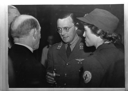 Prins Bernhard woonde een receptie bij die werd gegeven door de Anglo-Batavian S, Bestanddeelnr 935-1921