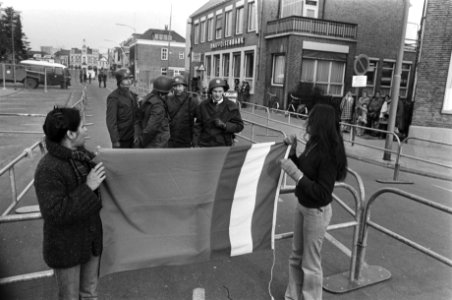 Proces tegen Zuid-Molukse treinkapers in Assen Zuid-Moluks meisje (met vlag RMS, Bestanddeelnr 928-4631