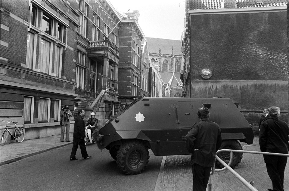Proces tegen Palestijnse vliegtuigkapers begonnen in Haarlem Een UR416 pantserw, Bestanddeelnr 927-2241