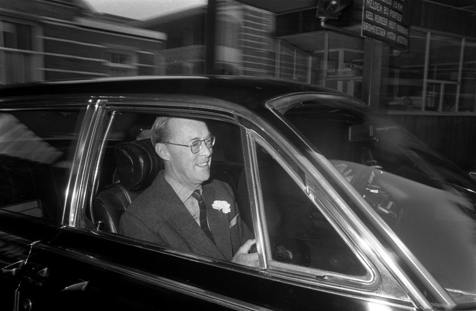 Prins Bernhard verlaat in auto het ziekenhuis, Bestanddeelnr 922-8627