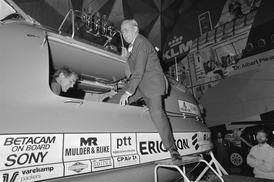 Prins Bernhard verricht doop bemanningscapsule van ballon Dutch Viking Schiphol, Bestanddeelnr 933-6403