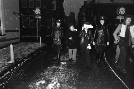 Proces RAF-lid Folkerts in Utrecht aankomst moeder van Folkerts en zuster van F, Bestanddeelnr 929-4733