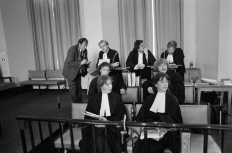 Proces tegen 4 advocaten van Advocaten collectief Noord (A'dam) omdat zij op r, Bestanddeelnr 931-1725