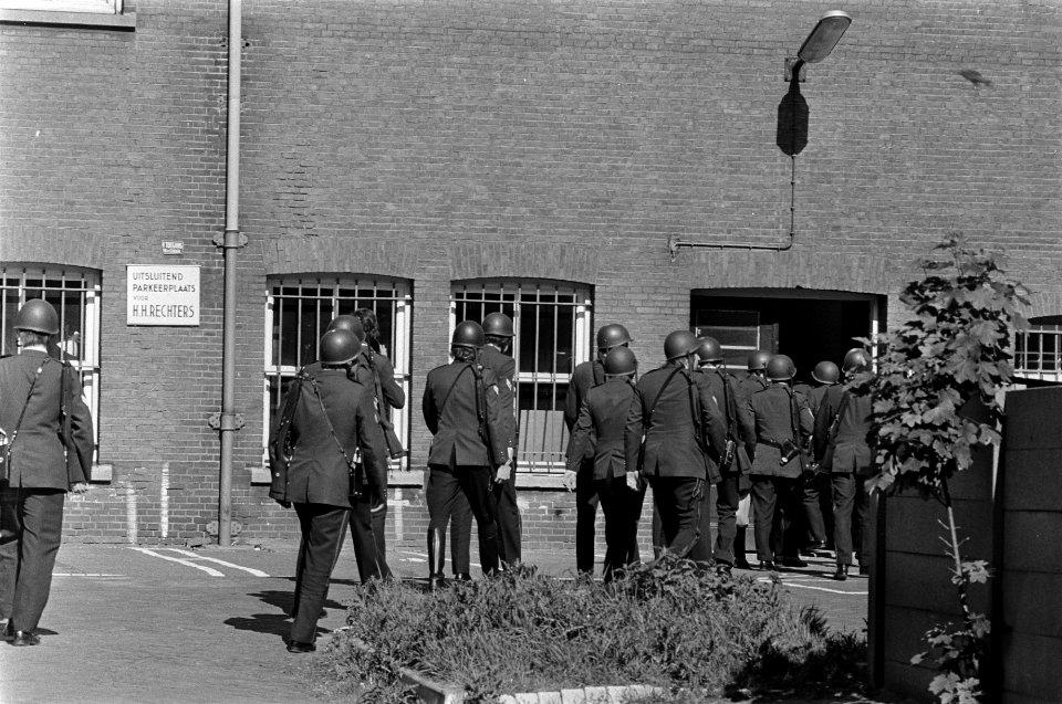 Proces tegen Palestijnse vliegtuigkapers begonnen in Haarlem gewapende politiema, Bestanddeelnr 927-2238