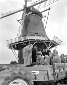 Prinses Margriet te Metslawier (Friesland), Prinses Margriet tijdens rondgang, Bestanddeelnr 917-8926