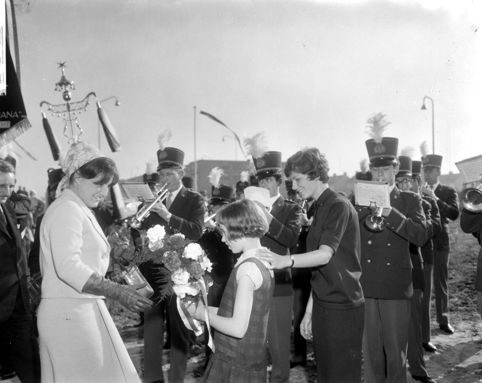 Prinses Margriet te Maastricht, BLO-school Jan Baptist geopend. De prinses krijg, Bestanddeelnr 918-2772
