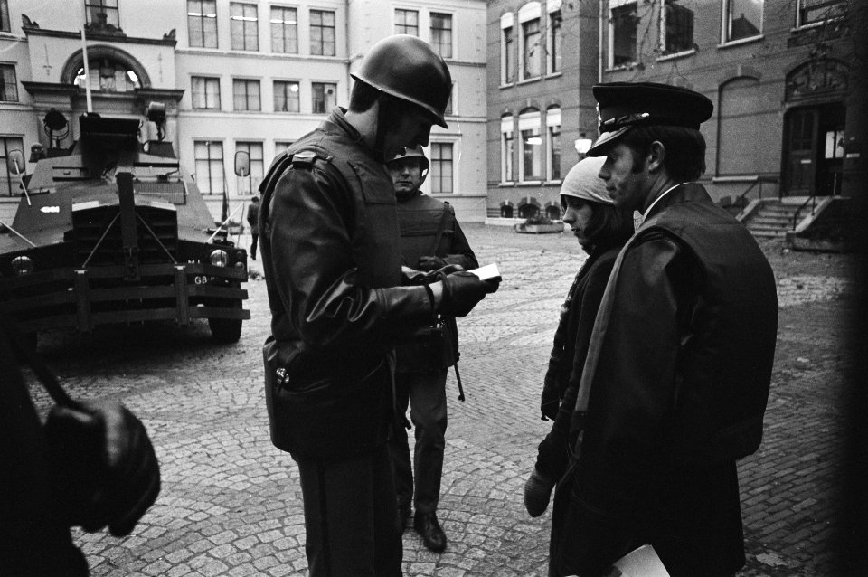 Proces tegen RAF-lid Kurt Folkerts in Utrecht politiebewaking bij gerechtsgebou, Bestanddeelnr 929-4714
