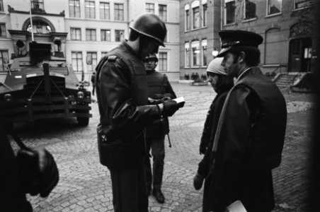 Proces tegen RAF-lid Kurt Folkerts in Utrecht politiebewaking bij gerechtsgebou, Bestanddeelnr 929-4714