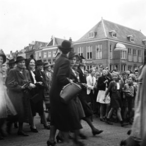 Prinses Juliana temidden van andere leden van de VVSL tijdens intocht in Leiden, Bestanddeelnr 900-7857