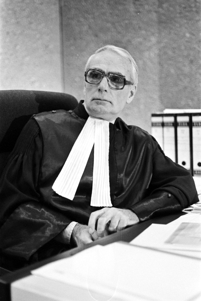 Proces tegen Menten in Amsterdam begonnen Officier van Justitie , Habermehl (ko, Bestanddeelnr 929-1686