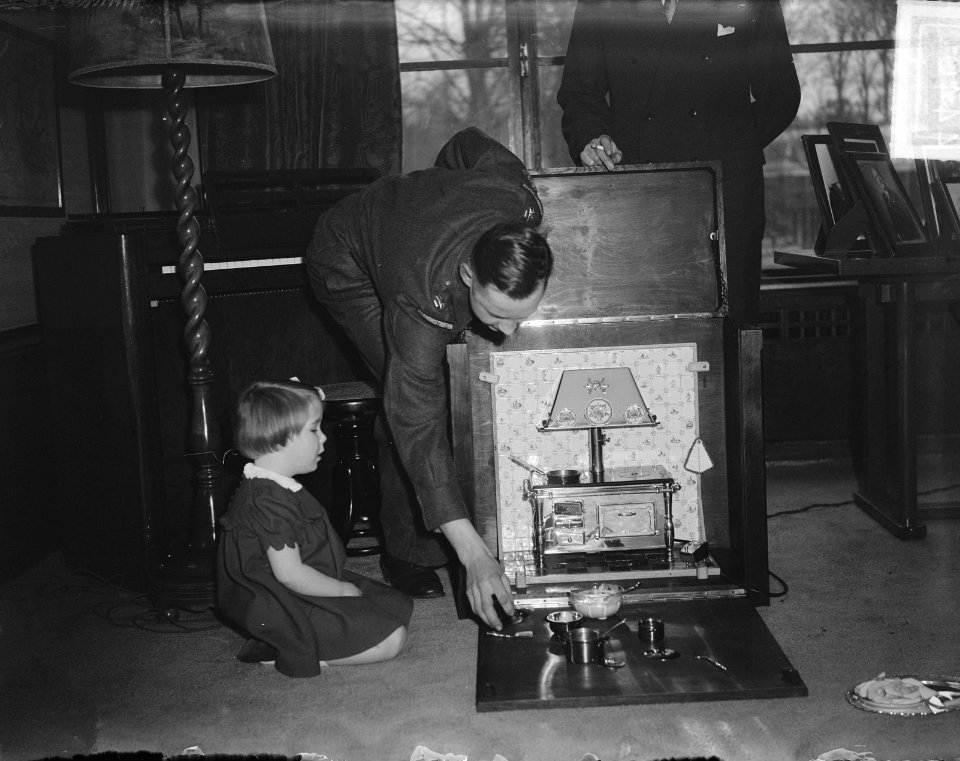 Prinses Marijke 4 jaar (met het nieuwe fornuis), Bestanddeelnr 904-4401