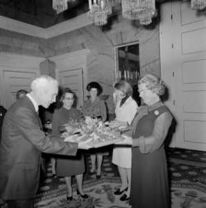 Pro Juventute biedt Oranjekalender aan aan Prinses Beatrix en koningin Juliana ,, Bestanddeelnr 924-9907