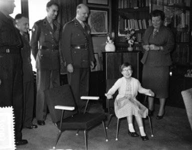 Prinses Marijke Christina krijgt voor haar 9de verjaardag namens de krijgsmach, Bestanddeelnr 907-6003