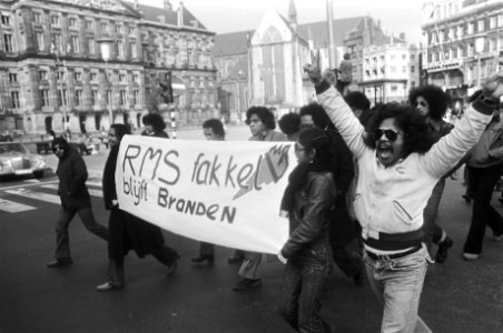 Proces tegen Zuid-Molukkers in Amsterdam begonnen Zuid-Molukkers demonstreren i, Bestanddeelnr 928-4814