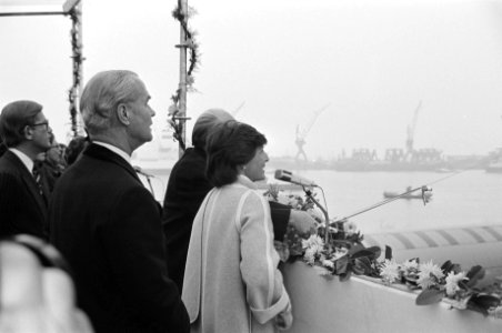 Prinses Margriet verricht doop en tewaterlating van de ZEELANDIA in Krimpen aa, Bestanddeelnr 930-7261