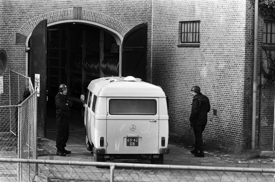 Proces Zuid-Molukse treinkapers in Assen Zuid-Molukkers demonstreren tegen proc, Bestanddeelnr 928-4587