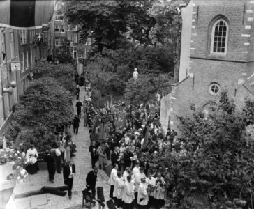 Processie op Begeijnenhof, Bestanddeelnr 902-2012
