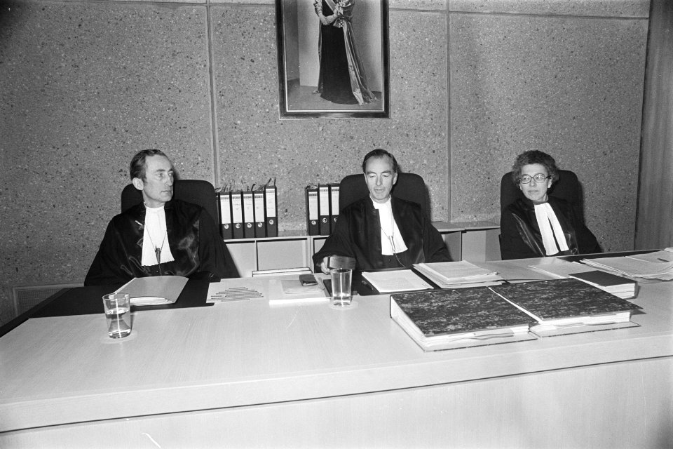Proces tegen Menten in Amsterdam begonnen vlnr H. van Imhoff, mr. J. A. Schrode, Bestanddeelnr 929-1678