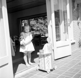 Prinses Margriet speelt met haar pop en een poppenstoel in het zomerhuisje bij h, Bestanddeelnr 255-7857