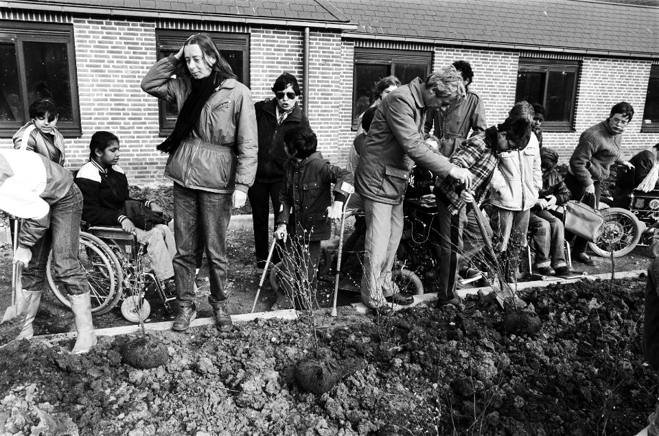Prinses Margriet plant eerste boom in verkeerstuin van kinderhuis de Merenhof i, Bestanddeelnr 932-0815