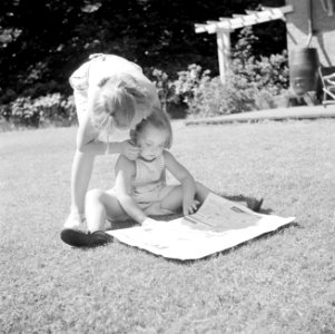Prinses Margriet speelt op het grasveld bij het zomerhuisje met een krant terwij, Bestanddeelnr 255-7862