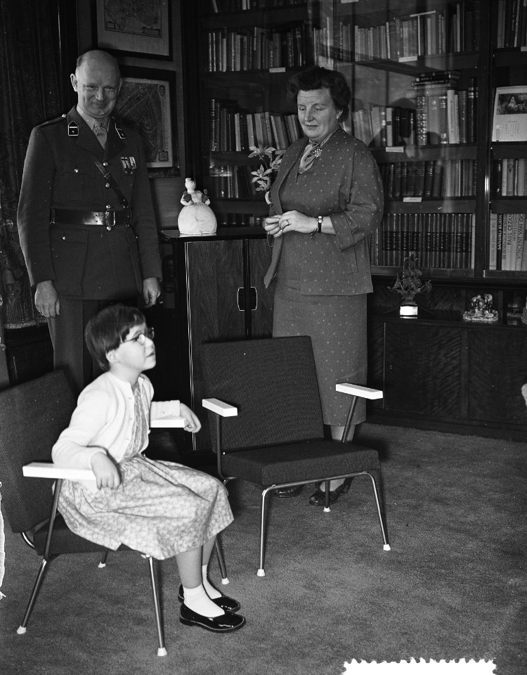 Prinses Marijke Christina krijgt voor haar 9de verjaardag namens de krijgsmach, Bestanddeelnr 907-6004