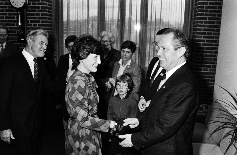 Prinses Margriet wordt begroet door ir. P.J. Lardinois, voorzitter van de hoofdd, Bestanddeelnr 932-4276
