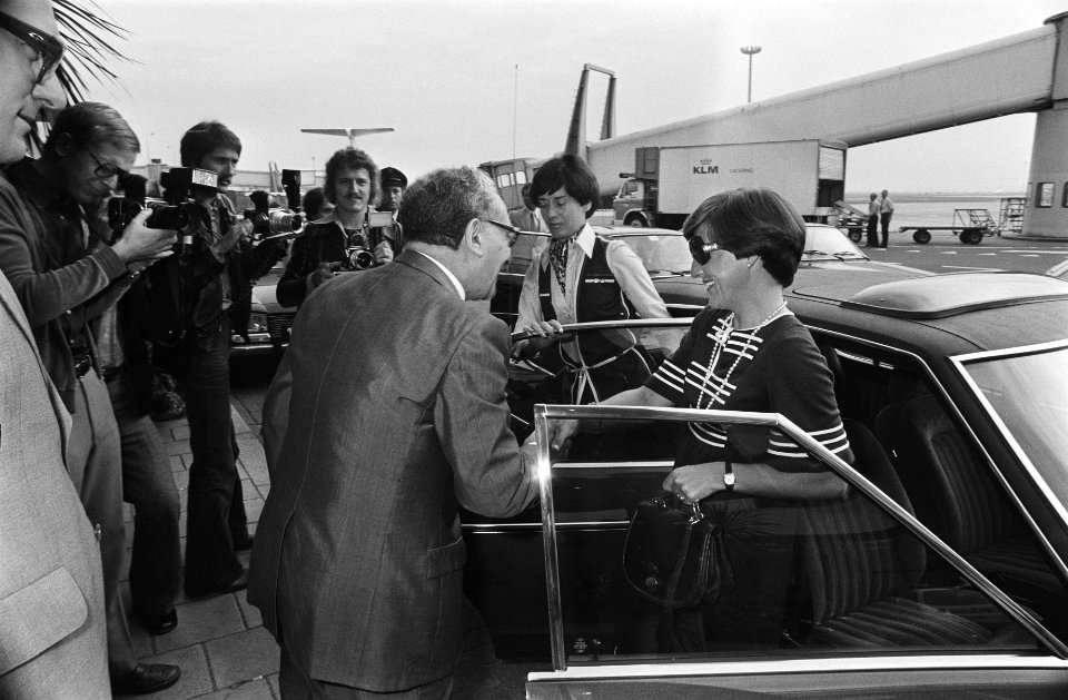 Prinses Margriet wordt op Schiphol begroet om aanwezig te zijn bij het vertrek …, Bestanddeelnr 929-3299