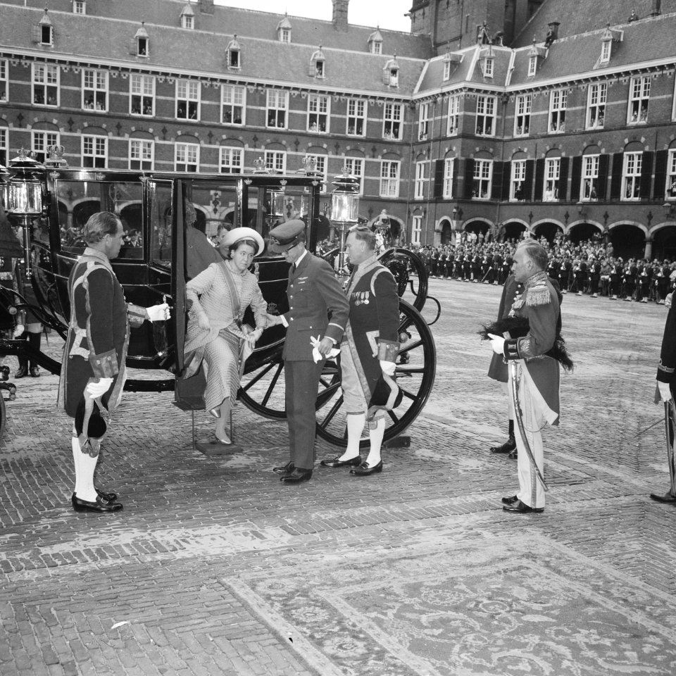 Prinses Margriet verlaat de koets, rechts Pieter van Vollenhoven, Bestanddeelnr 921-6865