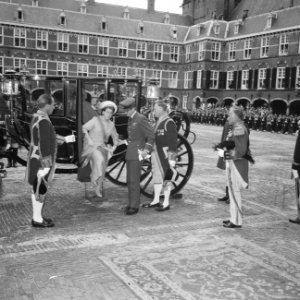 Prinses Margriet verlaat de koets, rechts Pieter van Vollenhoven, Bestanddeelnr 921-6865