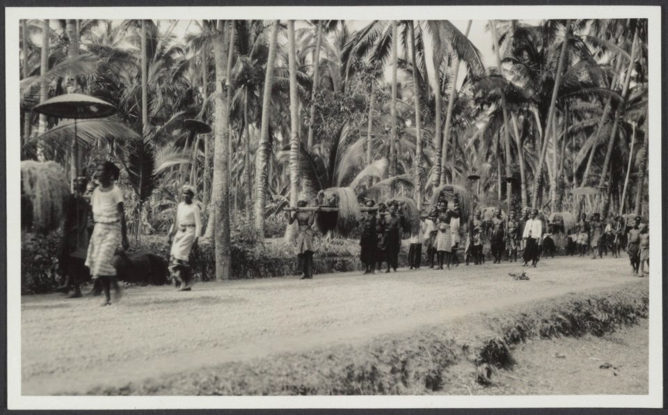Processie, waarschijnlijk in Indonesië, Bestanddeelnr 35A 4