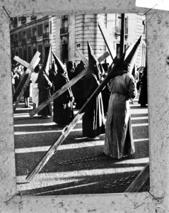 Processie in Spanje mensen gehuld in pijen met puntmutsen op en gezicht verborge, Bestanddeelnr 922-2595