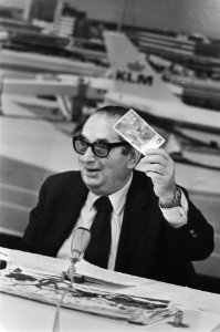 Producer Een brug te ver Joseph E Levine geeft persconferentie op Schiphol L, Bestanddeelnr 928-8193