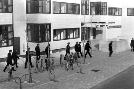 Proces tegen Zuid-Molukkers in Amsterdam begonnen politiebewaking bij gerechtsg, Bestanddeelnr 928-4809