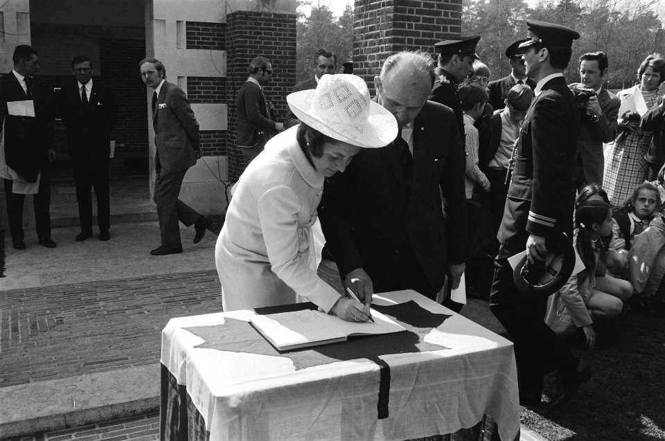 Prinses Margriet tekent het bezoekersboek op de Canadese militaire begraafplaat…, Bestanddeelnr 924-4596