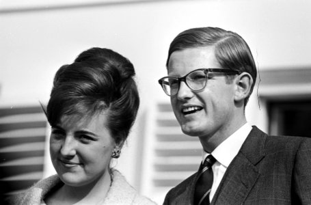 Prinses Margriet verloofd, de Prinses en Pieter van Vollenhoven in de tuin (kopp, Bestanddeelnr 917-5221