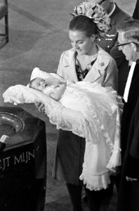 Prinses Margriet staat met haar zoon, prins Maurits bij het doopvont. Naast haar, Bestanddeelnr 921-6663