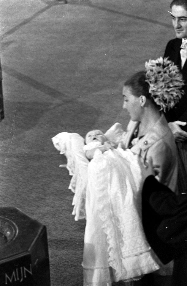 Prinses Margriet staat met haar zoon, prins Maurits bij het doopvont, Bestanddeelnr 921-6665