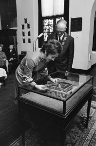 Prinses Margriet tijdens een rondgang over de tentoonstelling, Bestanddeelnr 924-4400