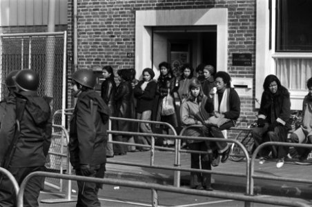 Proces tegen Zuid-Molukse treinkapers in Assen afzetting bij gerechtsgebouw, Bestanddeelnr 928-4632