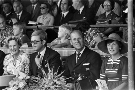 Prinses Margriet opent Wereldkampioenschappen Vierspannen bij Het Loo mr. P. v, Bestanddeelnr 928-7464