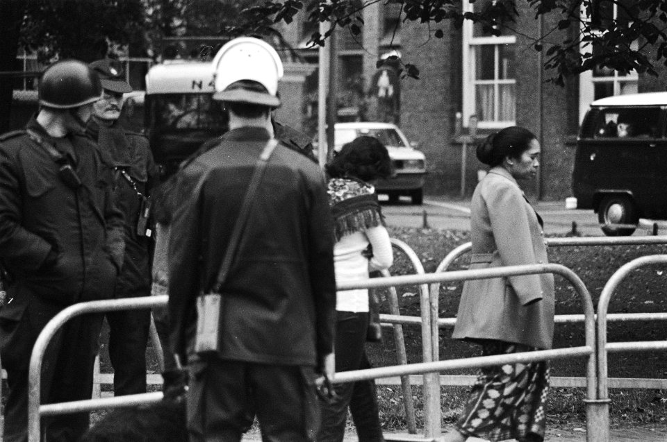 Proces Zuidmolukkers in Assen familieleden verlaten gerechtsgebouw, Bestanddeelnr 929-3601