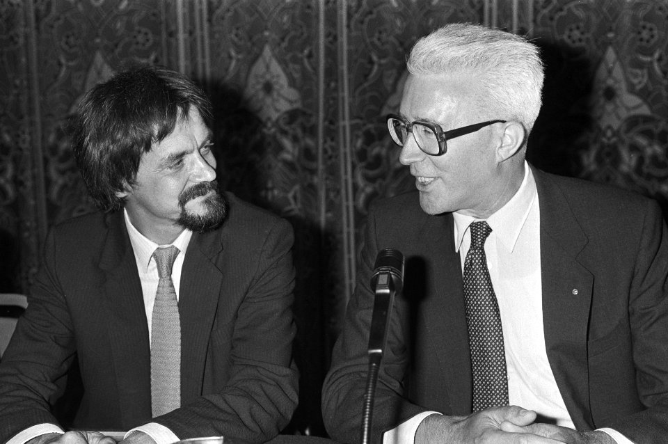 Prof. dr. Arie van der Zwan (links) en drs. A.A.J.W. Thijssen (voorzitter NDP) t, Bestanddeelnr 931-6601