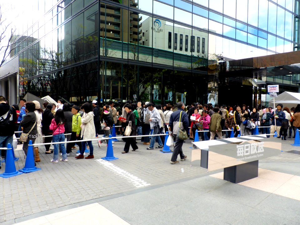 Procession for ten thousand people's tape cut (1)