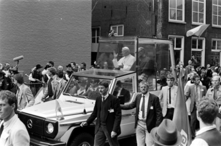 Processiestoet die voor het Pausmobiel in Den Bosch uitliep Paus rijdt met biss, Bestanddeelnr 933-3258