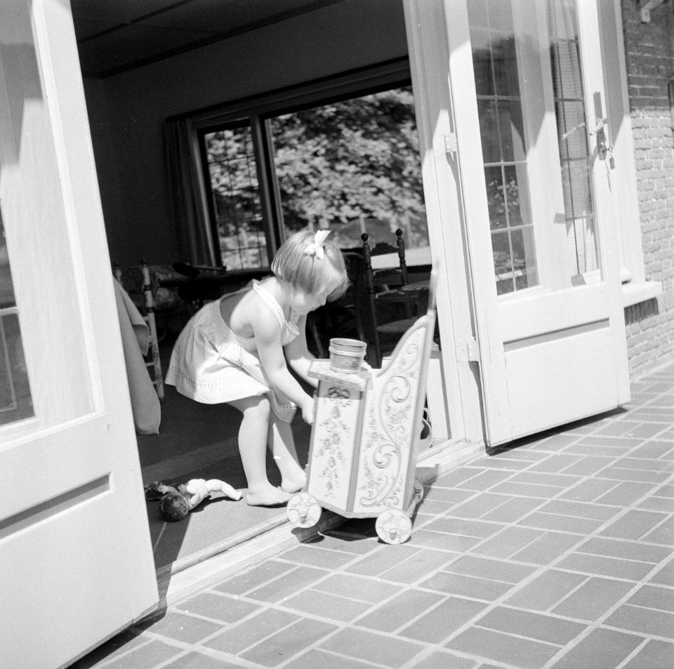 Prinses Margriet speelt met haar poppenstoel in het zomerhuisje, Bestanddeelnr 255-7860