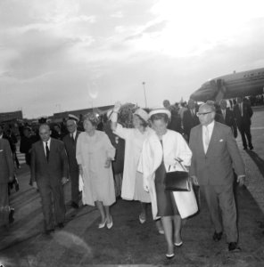 Prinsessen Irene en Margriet terug uit de West, aankomst op Schiphol, Bestanddeelnr 914-1687