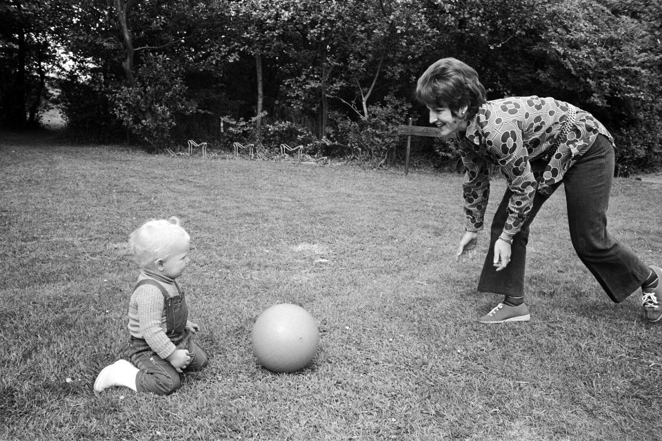 Prinses Margriet speelt met prins Bernhard jr., Bestanddeelnr 924-6319